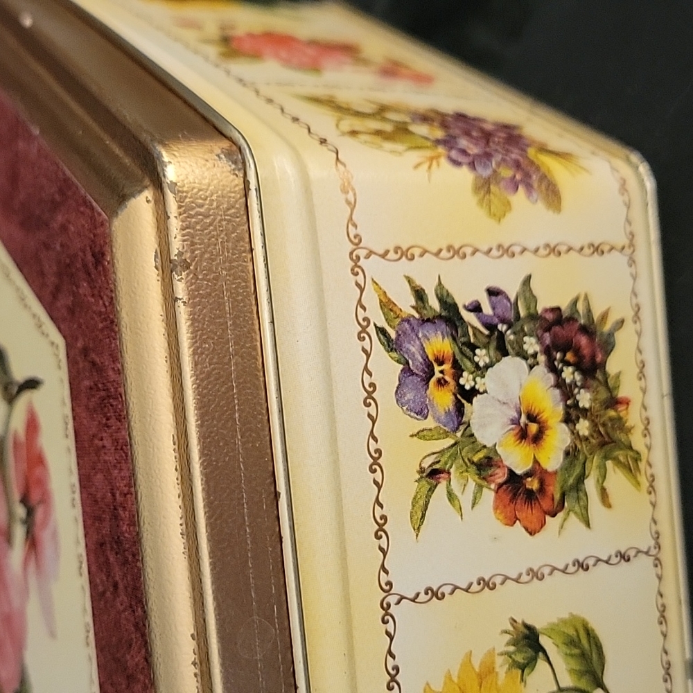 Vintage Rose 🌹 Octagon  Tin - Picture 10 of 16